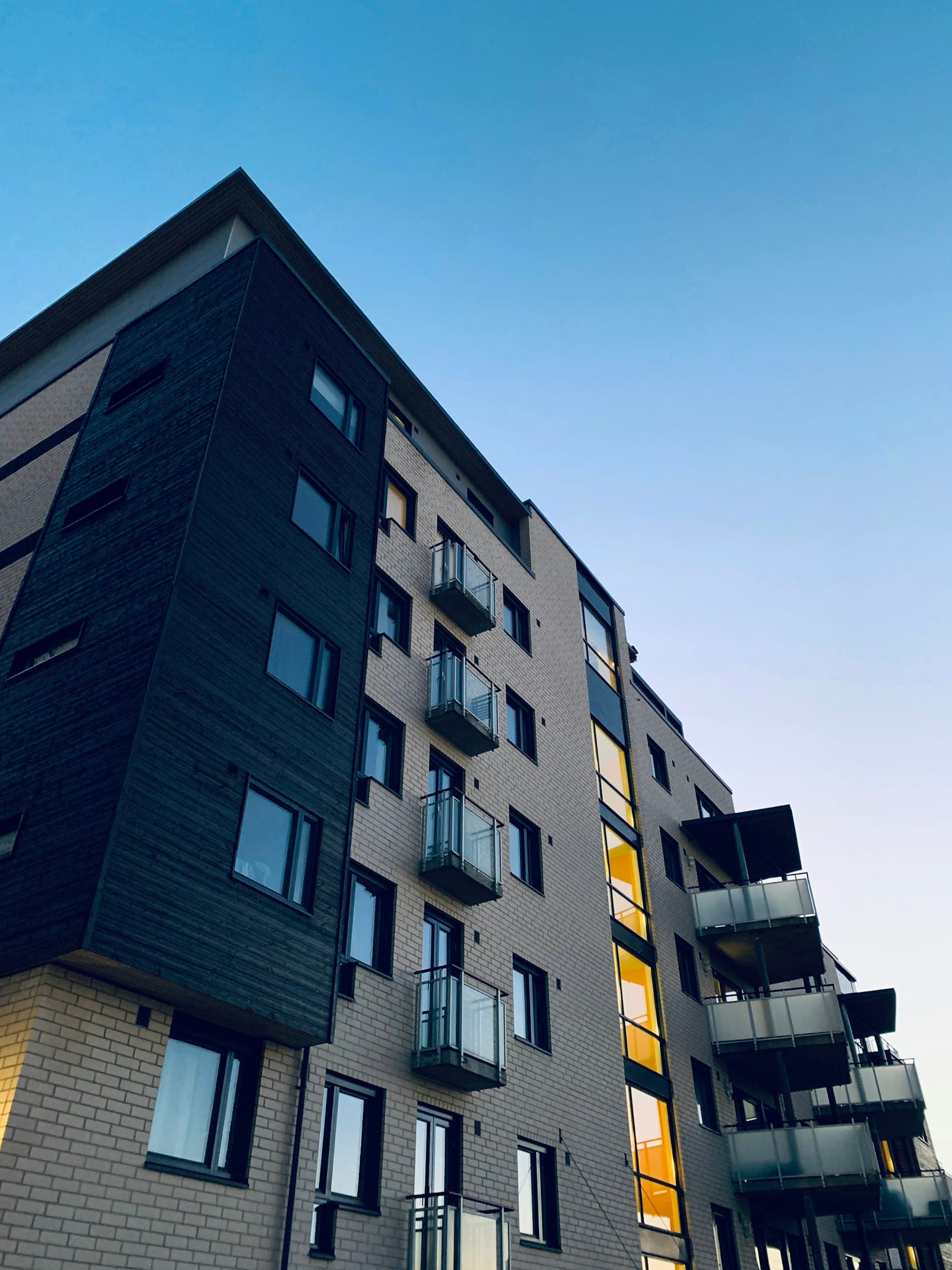 さまざまな住まいが並ぶマンションの外観